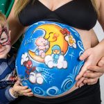 Body painting para embarazadas con pinturas especiales